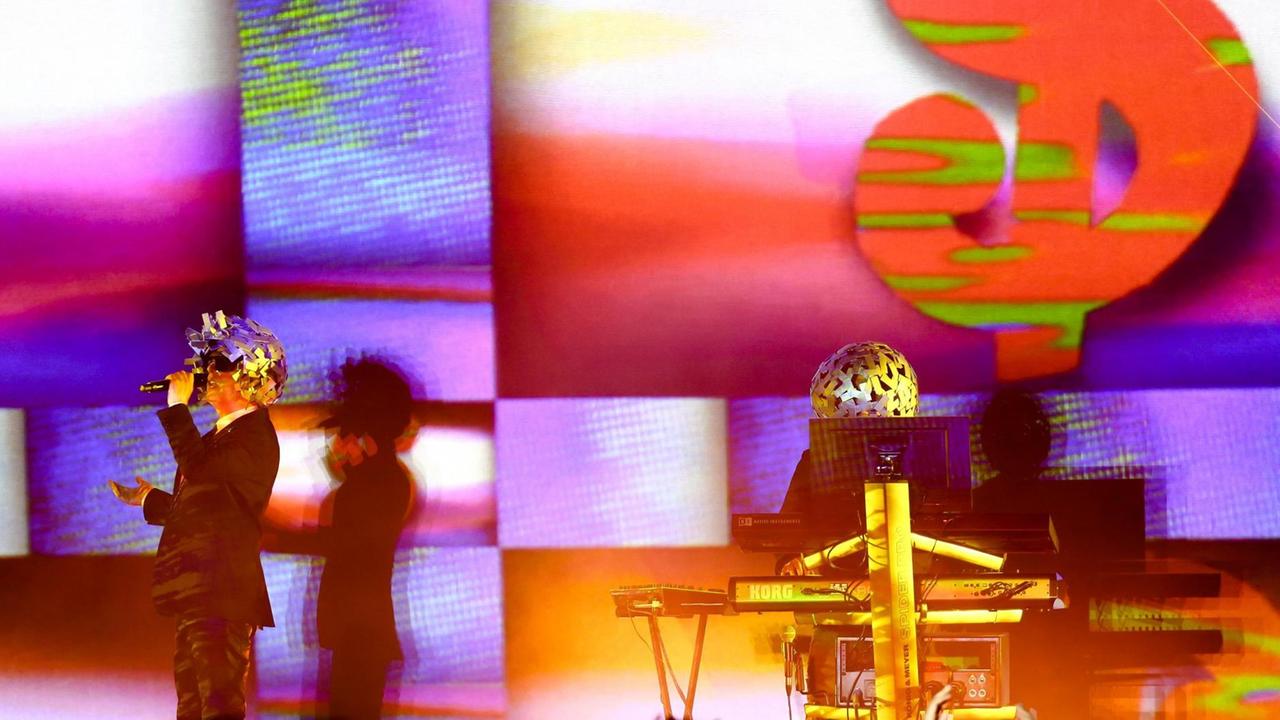 Neil Tennant und Chris Lowe, die beiden Pet Shop Boys, bei einem Konzert in der Mercedes-Benz-Arena in Berlin.
