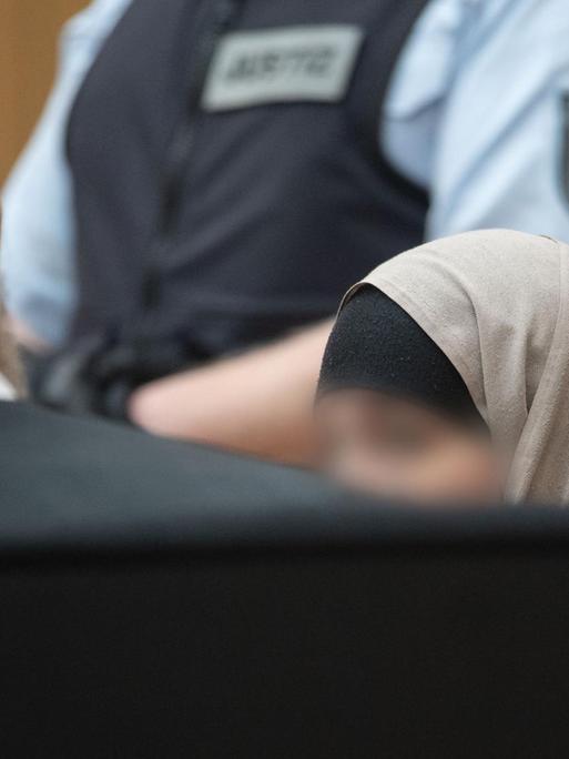 Das Foto zeigt eine mutmaßliche IS-Rückkehrerin, die sich in Stuttgart vor Gericht verantworten muss.