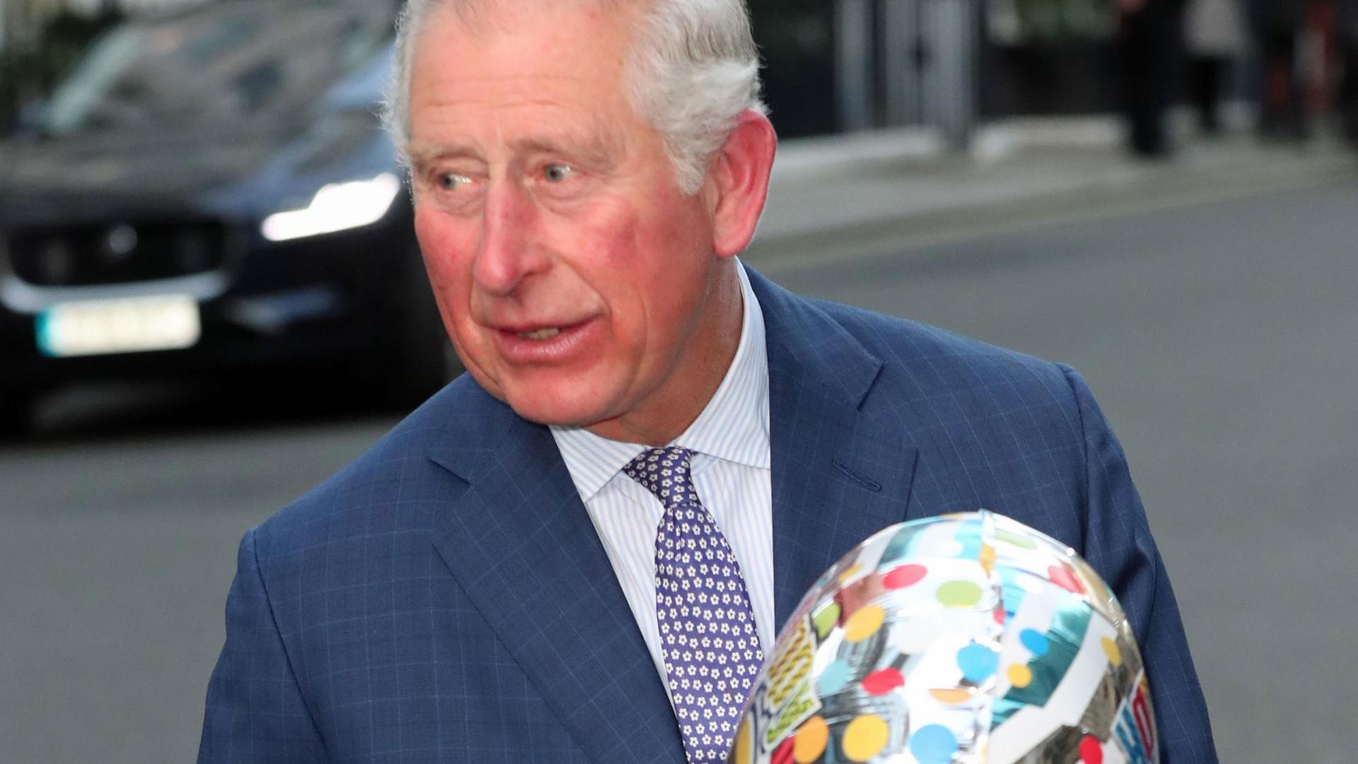 Prinz Charles mit einem Geburtstagsgeschenk an seinem 70. Geburtstag am 14.11.2018 in London.