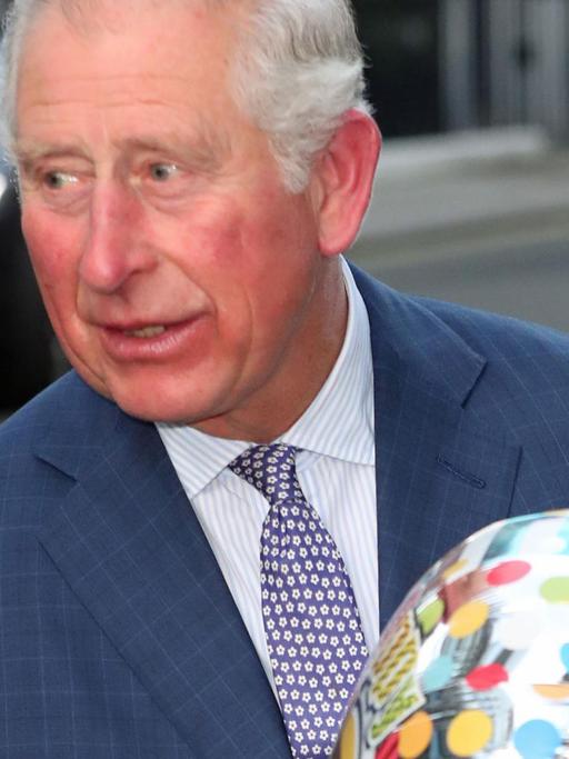 Prinz Charles mit einem Geburtstagsgeschenk an seinem 70. Geburtstag am 14.11.2018 in London.