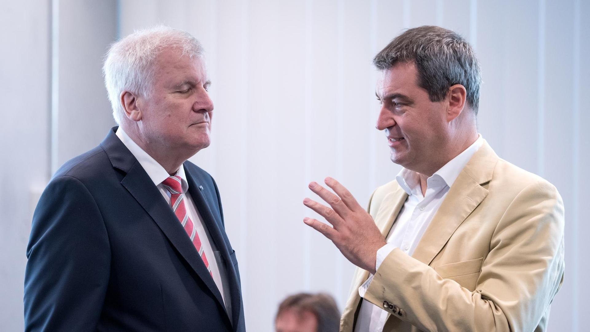 Der bayerische Ministerpräsident Horst Seehofer und der bayerische Finanzminister Markus Söder unterhalten sich im Juli 2016 in München (Bayern) vor Beginn der CSU Vorstandssitzung