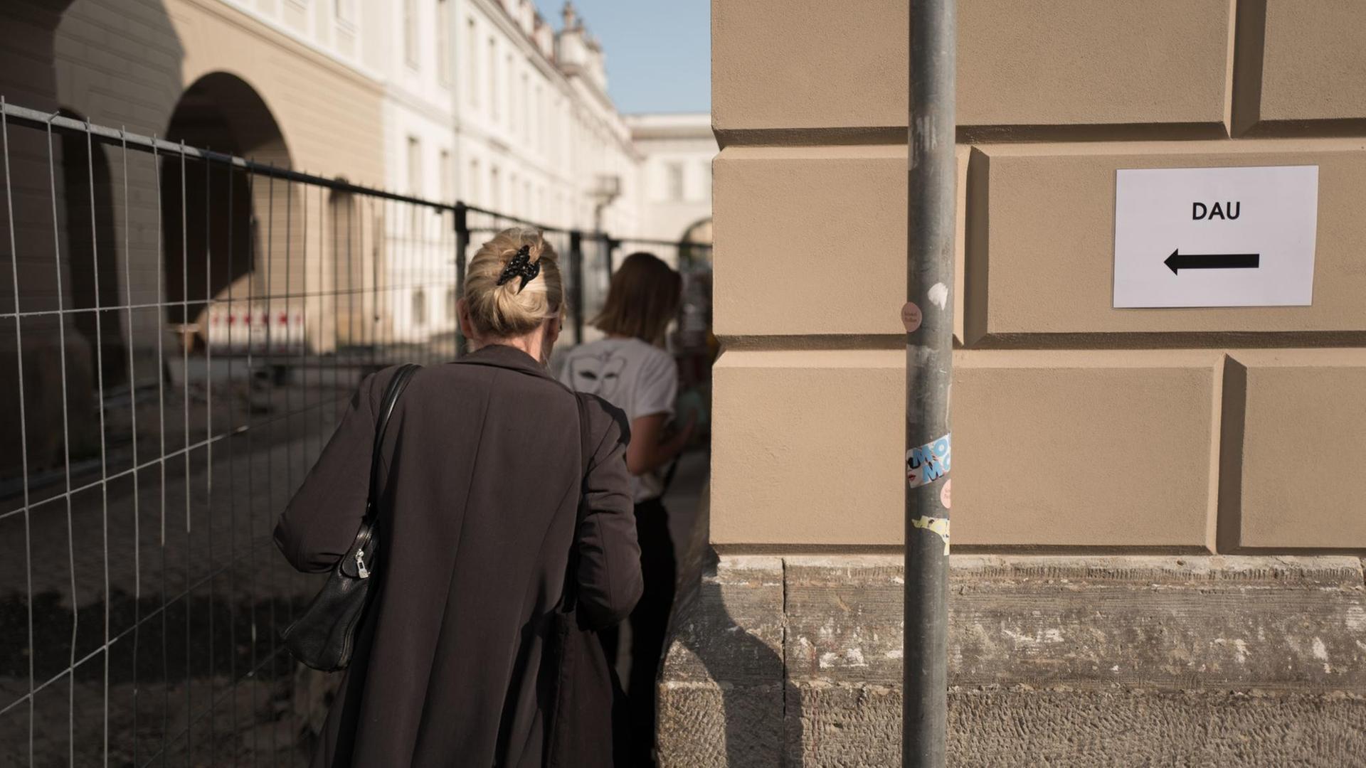 28.08.2018, Berlin: Ein Wegweiser mit der Aufschrift "Dau" führt in den Schinkel Pavillon, wo im Rahmen einer Pressekonferenz das Mauer- und Kunstprojekts "DAU Freiheit" vorgestellt wird.