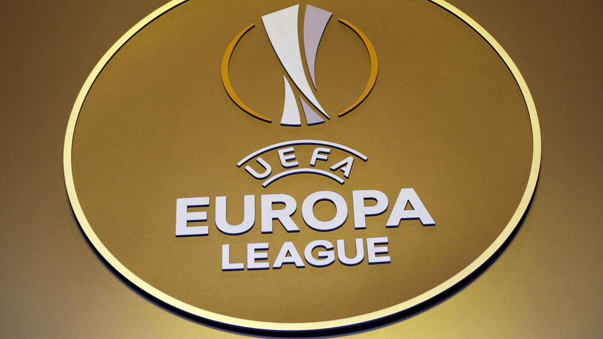 Das Bild zeigt das goldfarbene kreisförmige Logo mit dem weißen Schriftzug "UEFA Europa League" und dem stilisierten Pokal.