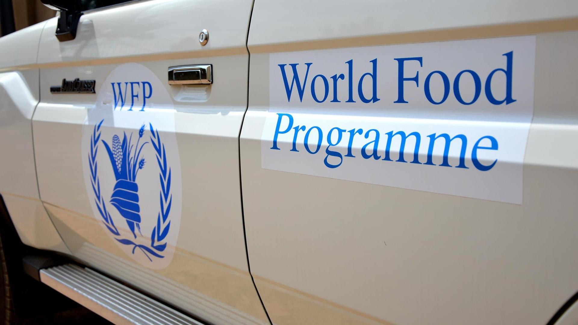 Das Bild zeigt die Fahrertür eines weißen Autos mit dem Logo und dem Schriftzug des WPF in blau.