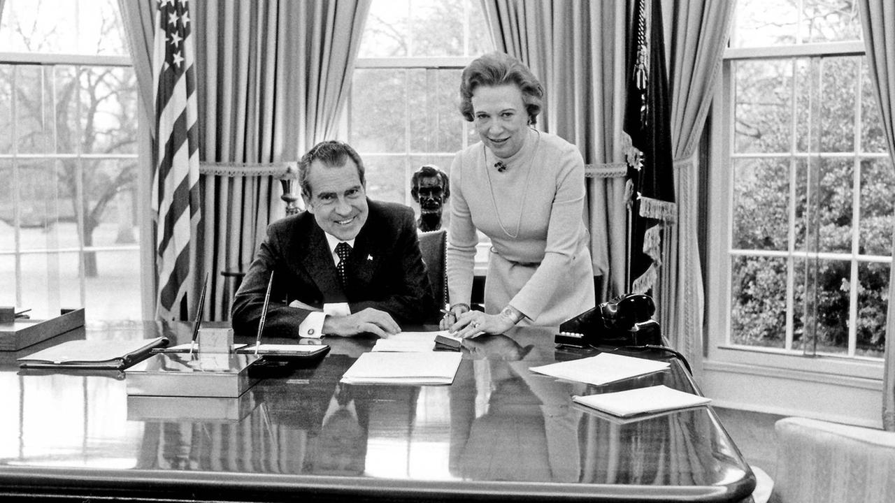 Richard Nixon und seine Sekretärin Rose Mary Woods im Februar 1973 im Oval Office.