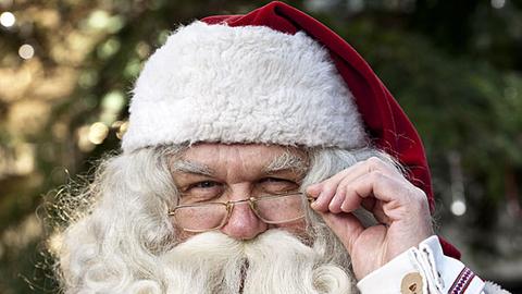 Der Weihnachtsmann aus der offiziellen finnischen Weihnachtsmann-Heimatstadt Rovaniemi in Lappland