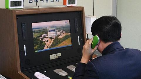 Ein südkoreanischer Regierungsbeamter prüft am 03.01.2018 in Paju (Südkorea) die direkte Kommunikationsleitung nach nach Nordkorea in das Grenzdorf Panmunjom.