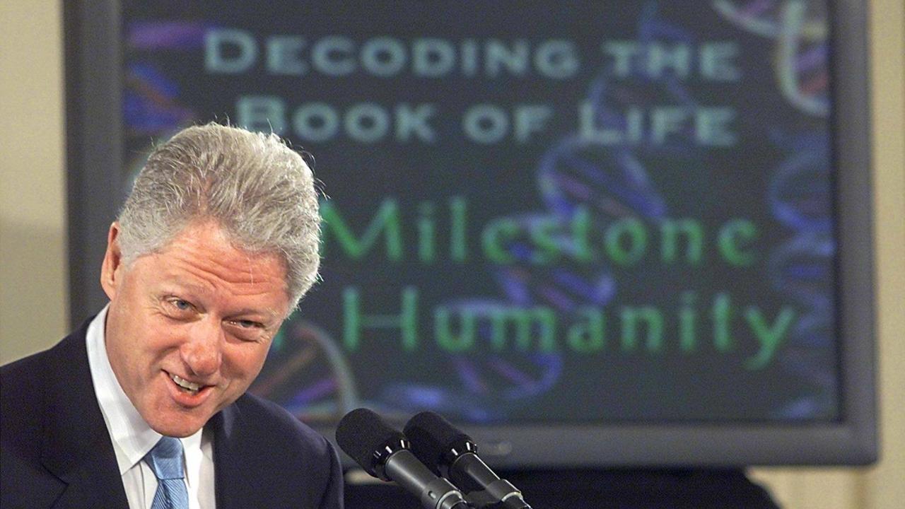 Der damalige US-Präsident William Clinton verkündet am 26. Juni 2000 in Washington den Durchbruch bei der systematischen Entschlüsselung des menschlichen Erbguts