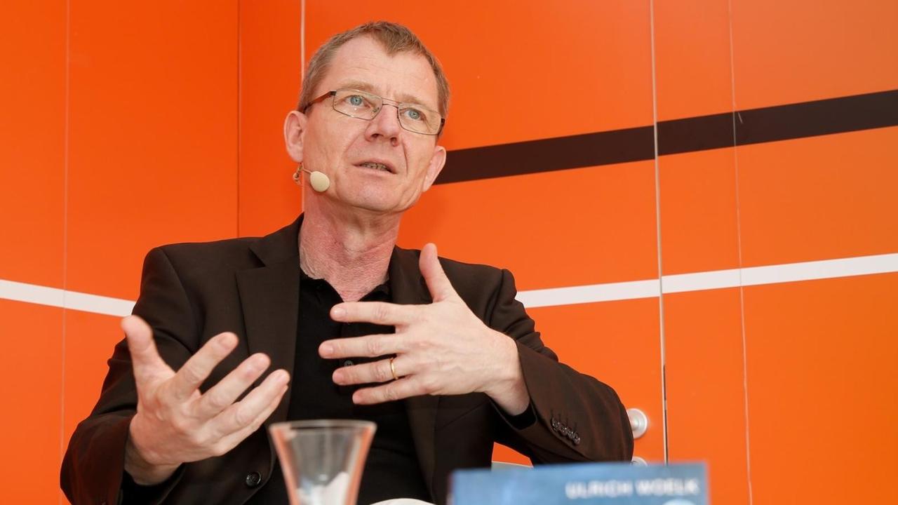Ulrich Woelk beim "Bücherfrühling" von Deutschlandfunk Kultur auf der Leipziger Buchmesse 2019 