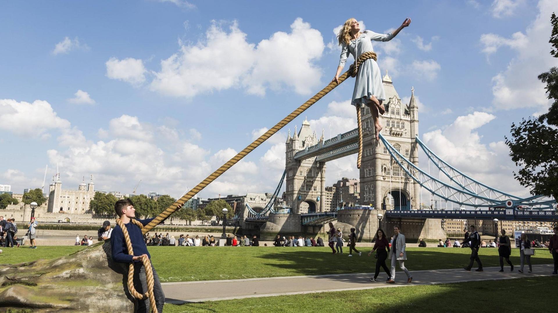 Besondere Vorgänge in London - zum Start des neuen Films von Tim Burton "Die Insel der besonderen Kinder" zeigt die Luftakrobatin Sally Miller zusammen mit Schauspieler Asa Butterfield die ungewöhnlichen Fähigkeiten der Figur Emma Bloom.