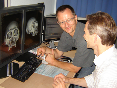 Ottmar Kullmer (l.) und Uwe Berner begutachten die Tomogramme.