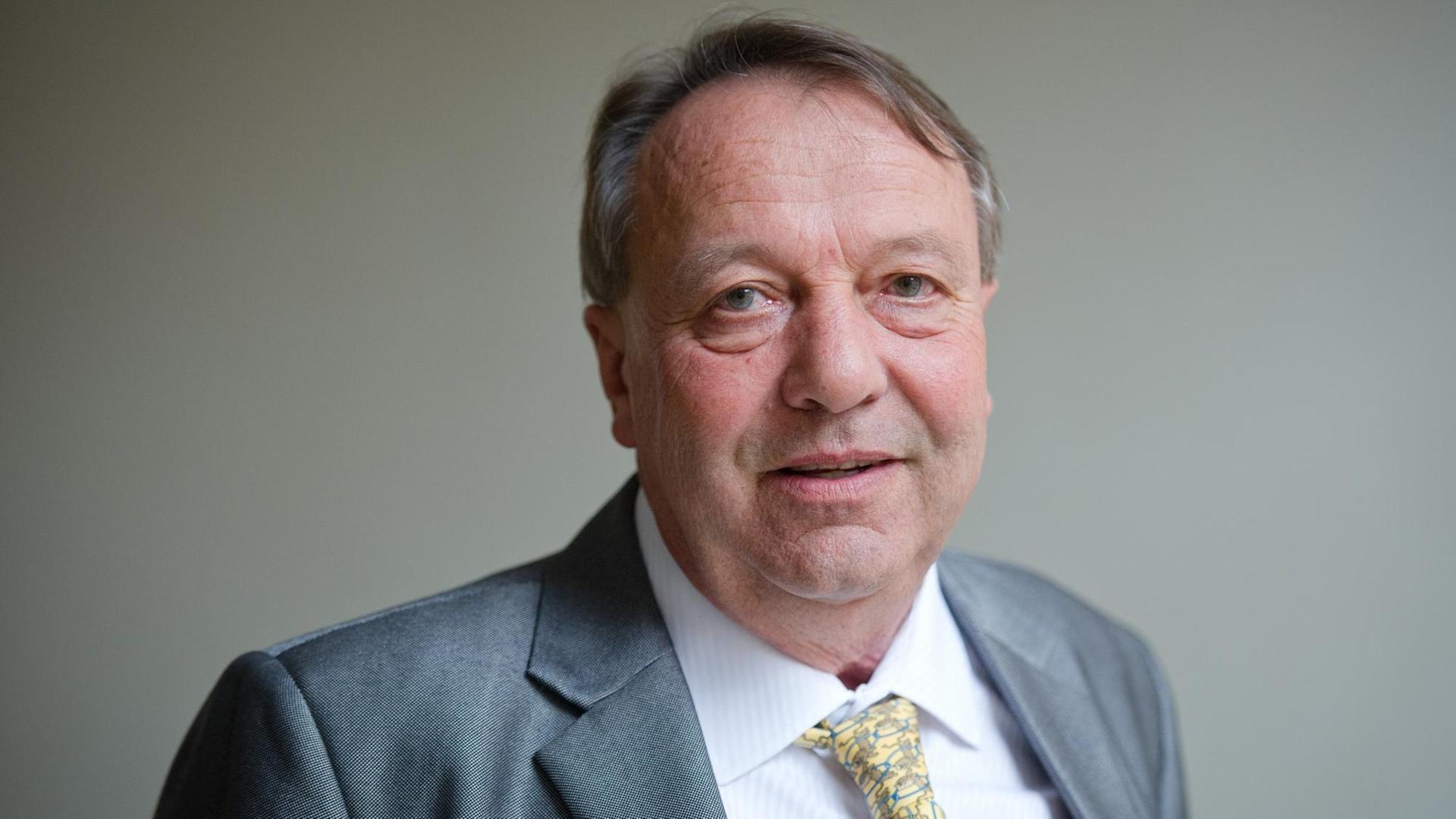 Deutscher Tennis Bund (DTB)-Vizepräsident Dirk Hordorff. Er steht vor einer grauen Wand, trägt einen grauen Anzug, ein weißes Hemd und schaut in die Kamera.