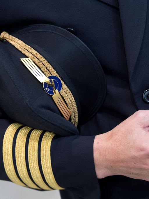 Ein Lufthansa-Pilot - auf dem Bild sieht man nur den Arm und die Mütze, die er darunter trägt