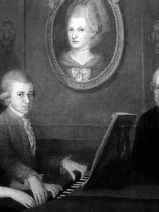 Die Schwester Nannerl, Wolfgang Amadeus Mozart und der Vater Leopold (l-r) auf einem Gemälde, das im Salzburger Geburtshaus des Komponisten hängt, aufgenommen 1956.