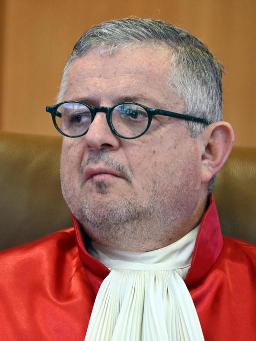 Verfassungsrichter Peter M. Huber in roter Robe im Gerichtssaal.