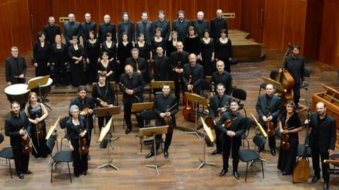 Das Ensemble I Barocchisti, mit Streichern, Bläsern, Schlagwerk und Orgel, wurde beim Konzert in Lugano vom Lautenisten Luca Pianca geleitet. Der Coro della Radiotelevisione Svizzera ist hinter dem Orchester positioniert. Chor und Orchester stehen in Konzertkleidung auf der Bühne und schauen in die Kamera