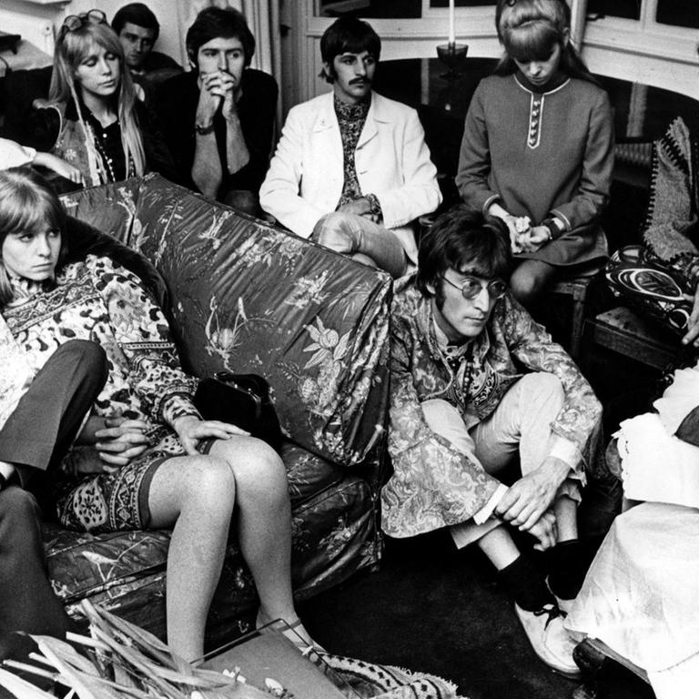 Die britische Band "The Beatles" während eines Treffens mit bei dem Guru Maharishi Mahesh Yogi in Indien im Jahr 1968. Auf dem Sofa: Paul McCartney und Freundin Jane Asher, Ringo Starr, John Lennon, George Harrison, Mia Farrow und der Sänger Donovan.