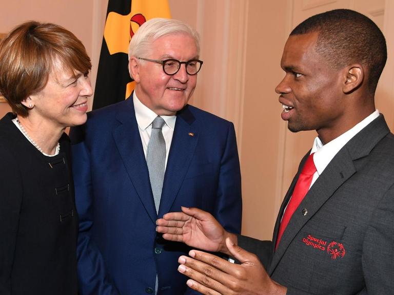 Frank Walter Steinmeier mit Frau Elke Buedenbender und Nyasha Derera im Gespräch