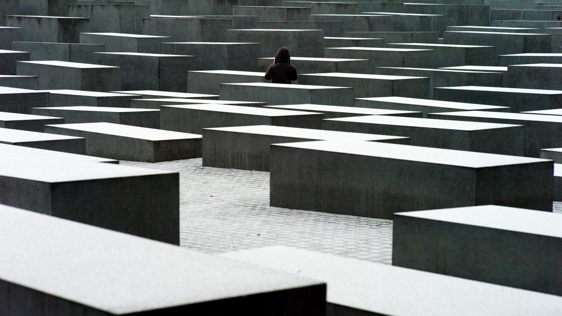 Schnee liegt am 23.01.2017 in Berlin auf den Stelen des Holocaust-Mahnmals.
