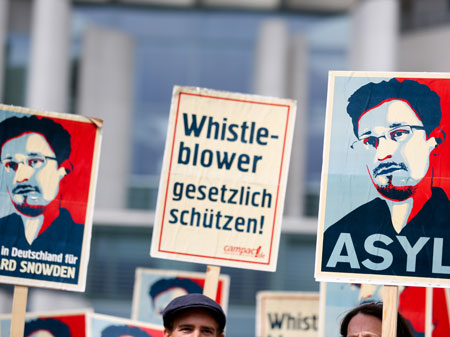 Demonstranten in Berlin fordern Asyl für Edward Snowden in Deutschland