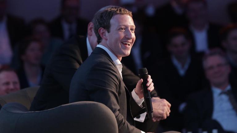 Facebook-Chef Mark Zuckerberg spricht am 25.02.2016 in Berlin bei der Verleihung des neu geschaffenen Innovationspreis des Medienkonzerns Axel Springer.