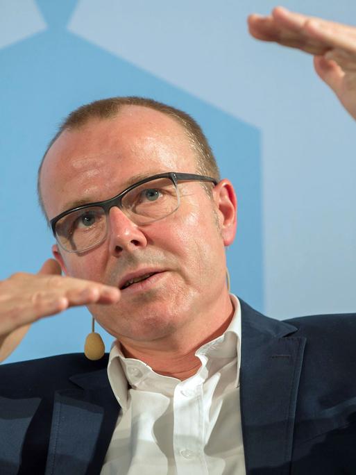Der Verhaltensökonom Armin Falk nimmt am 7. April 2015 in Berlin an einer Diskussionsveranstaltung im Rahmen der Veranstaltungsreihe "Wirtschaft für morgen" im Bundeswirtschaftsministerium teil.