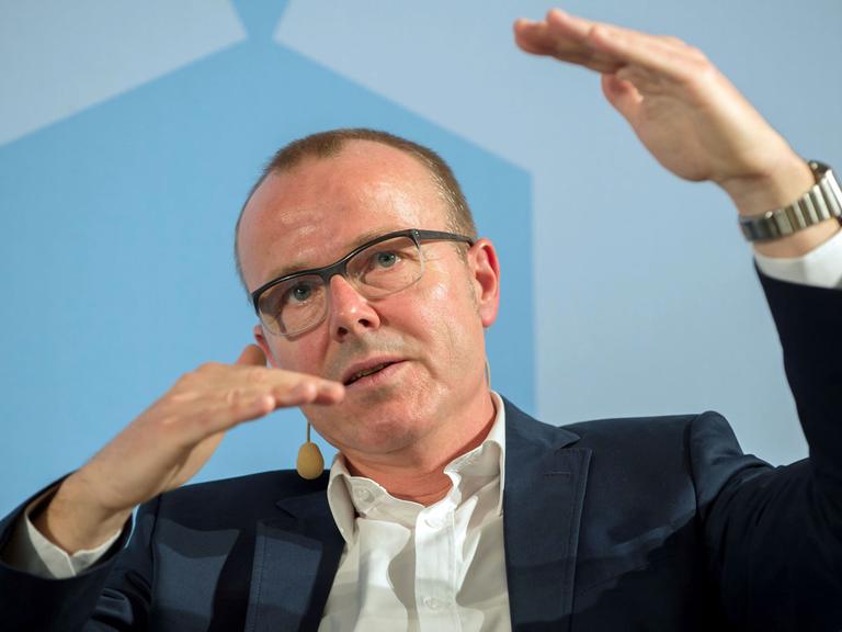 Der Verhaltensökonom Armin Falk nimmt am 7. April 2015 in Berlin an einer Diskussionsveranstaltung im Rahmen der Veranstaltungsreihe "Wirtschaft für morgen" im Bundeswirtschaftsministerium teil.