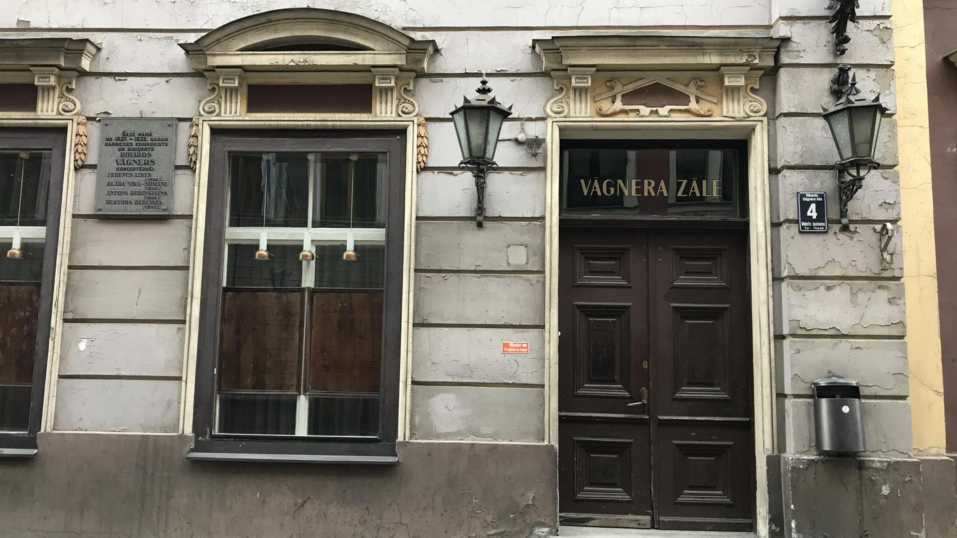 Blick auf die Tür des Wagner-Saals in Riga.