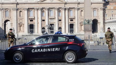 Polizei und Militär überwachen die Ausgangssperre in Italien
