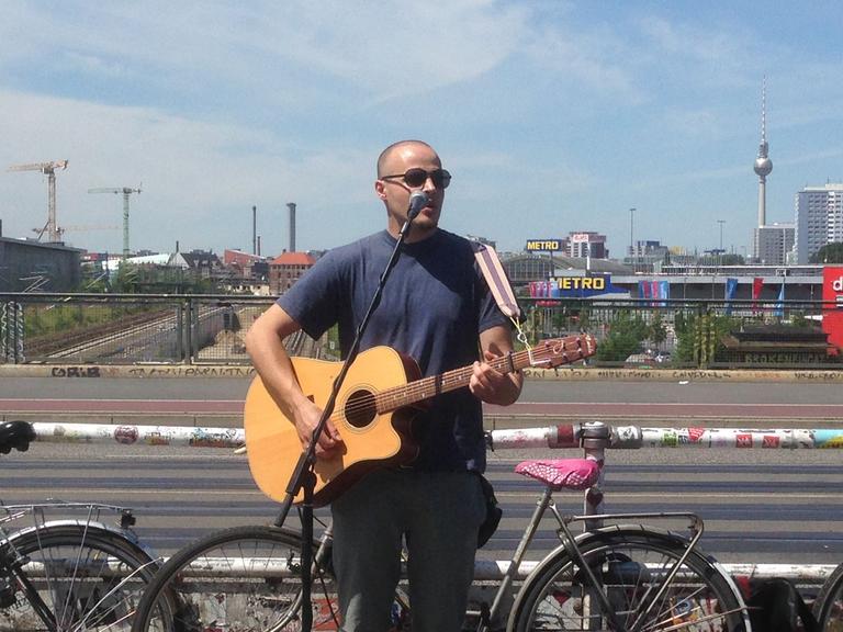 Ein Berliner Straßenmusiker, der in unserem Beitrag "Miguel" genannt werden möchte.