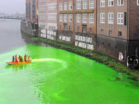 Der argentinische Künstler Uriburun kippte für ein Werk neongrüne Farbe in die Weser.