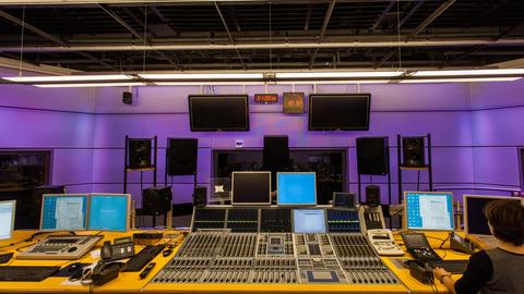 Tonstudio mit Pult und Monitoren