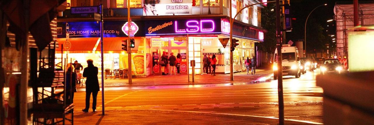 Prostituierte stehen nachts am Erotik-Store "LSD" an der Kurfürstenstraße in Berlin