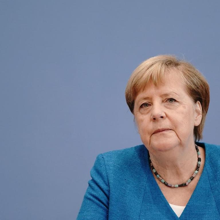 Bundeskanzlerin Angela Merkel (CDU) vor blauem Hintergrund in der Bundespressekonferenz