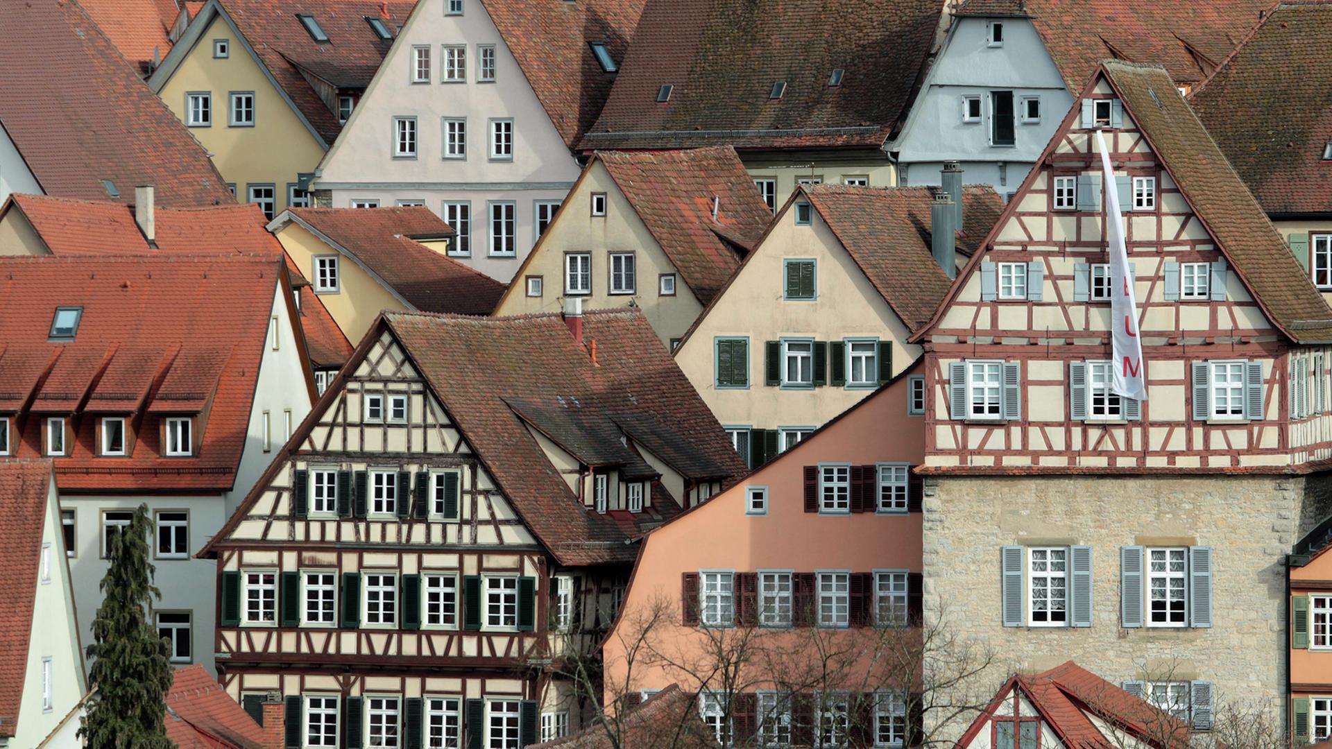 Blick auf die Altstadt mit historischen Fachwerkhäusern von Schwäbisch Hall.