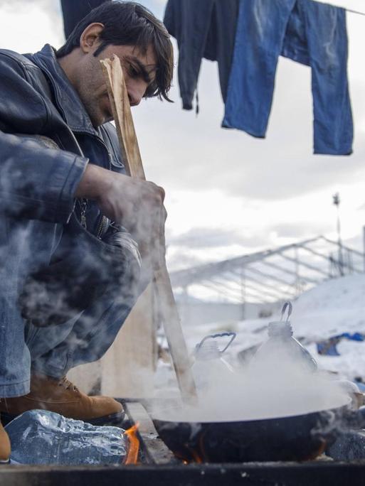 Winter im Camp Lipa: Bei Minustemperaturen kochen Migranten im Freien