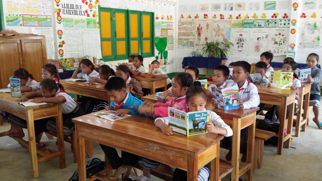 Kinder sitzen während des Unterrichts in einem Klassenzimmer.