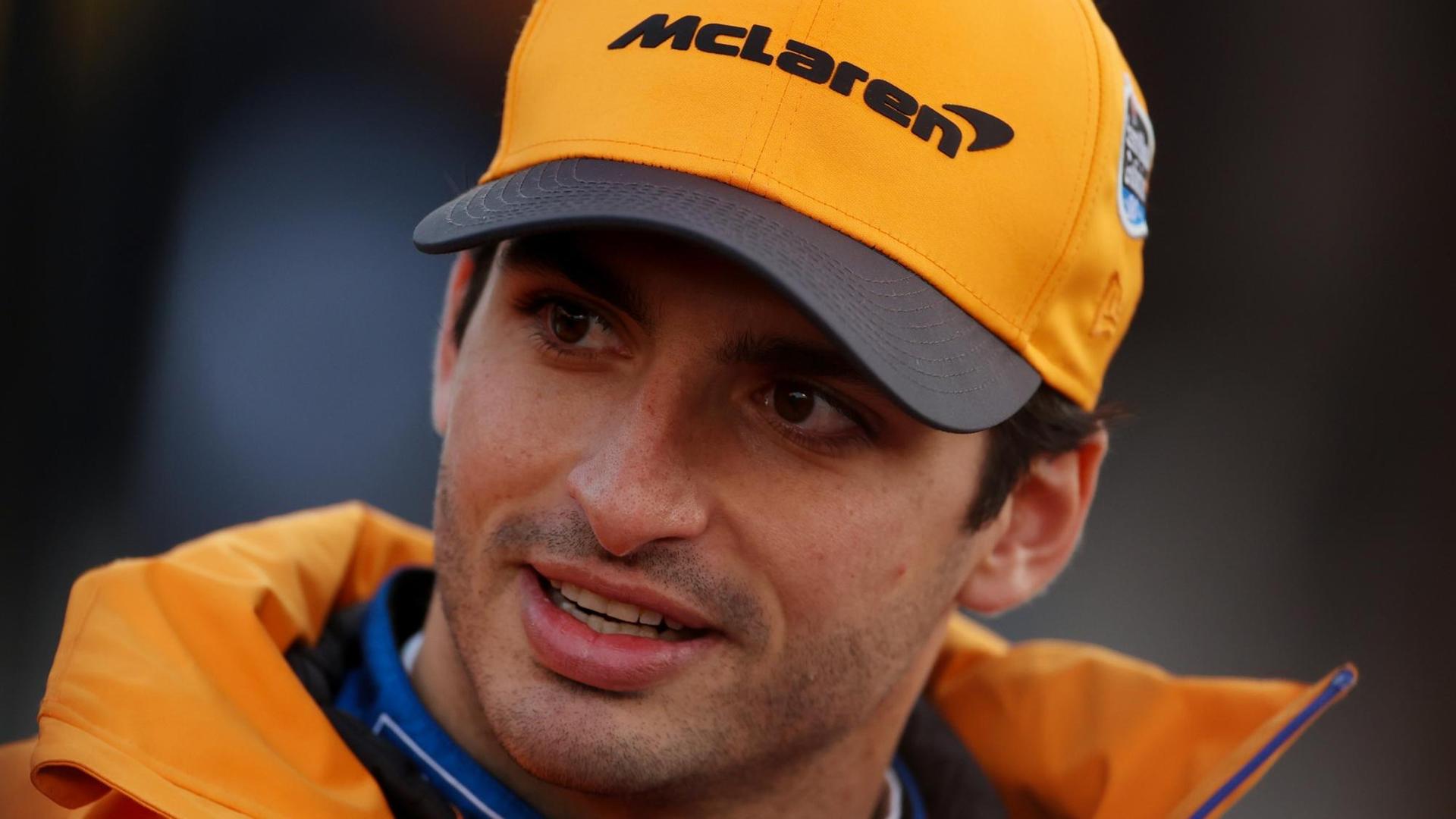 Der spanische Formel-1-Pilot Carlos Sainz mit einer Mütze von McLaren.