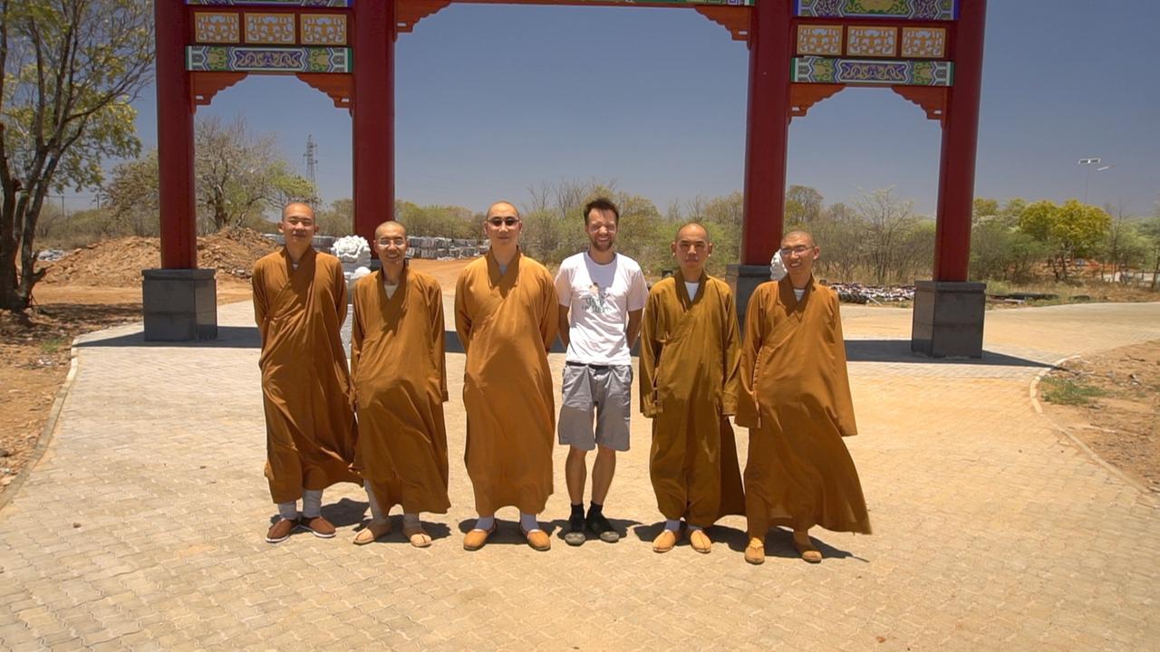 Jesco Pului posiert mit buddhistischen Mönchen.