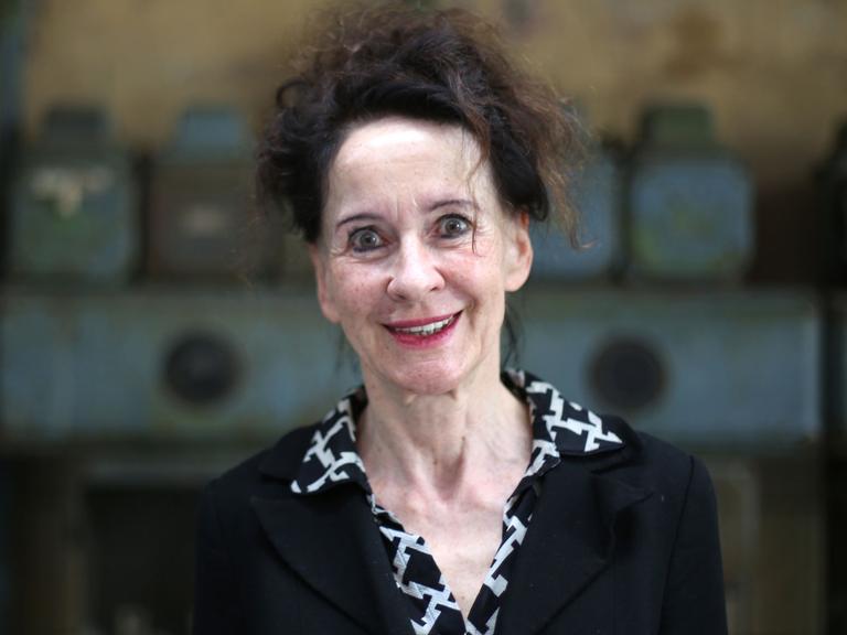 Die zukünftige Intendantin der Ruhrtriennale Stefanie Carp posiert für Fotografen bei der Vorstellung der künftigen Intendanz der Ruhrtriennale für die Spielzeit 2018-2020 in der Jahrhunderthalle am 17.05.2016 in Bochum