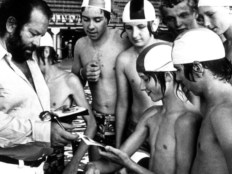 Schauspieler Bud Spencer wird am 26. Mai 1975 in einem Schwimmstadion in München von Fans umlagert.