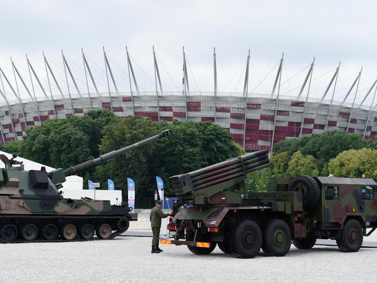 Panzerhaubitze "Krab" (l) und ein Raketenwerfer "Langusta" der polnischen Streitkräfte vor dem Nationalstadion in Warschau