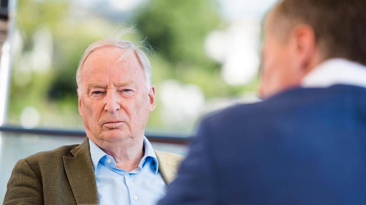 Alexander Gauland (l), Fraktionsvorsitzende der AfD, unterhält sich mit Thomas Walde, Journalist, während des "Berlin direkt" ZDF-Sommerinterviews.