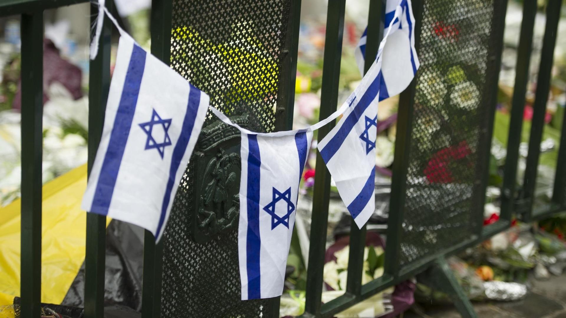 Israelische Flaggen vor dem jüdischen Museum in Brüssel am Montag, 26. Mai 2014