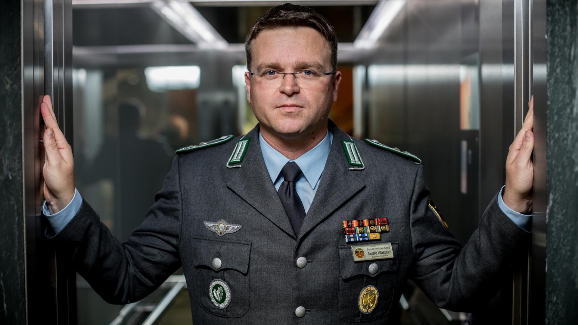 Das Bild zeigt den Vorsitzenden des Deutschen Bundeswehrverbands, André Wüstner, der in einem Aufzug posiert. Das Bild zeigt den Vorsitzenden des Deutschen Bundeswehrverbands, André Wüstner, der in einem Aufzug posiert.