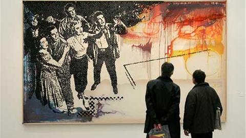 Besucher betrachten das Bild "Levitation" (2005) des deutschen Künstlers Sigmar Polke im Kunsthaus Zürich.