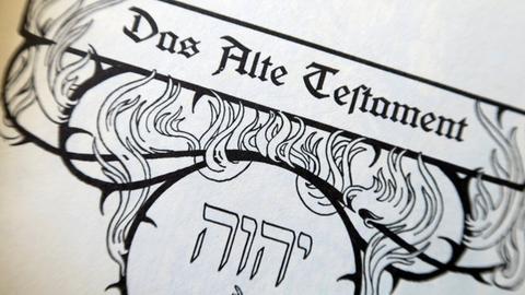 Die Bibel mit dem Alten Testament steht in einem Regal in Euskirchen.
