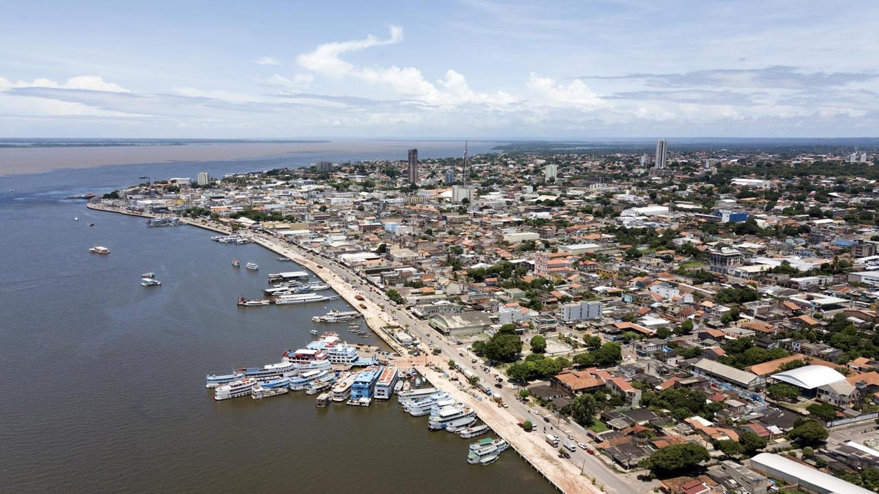 Eine Luftaufnahme zeigt Auflugsboote und Fischerboote in Santarém am Amazonas.