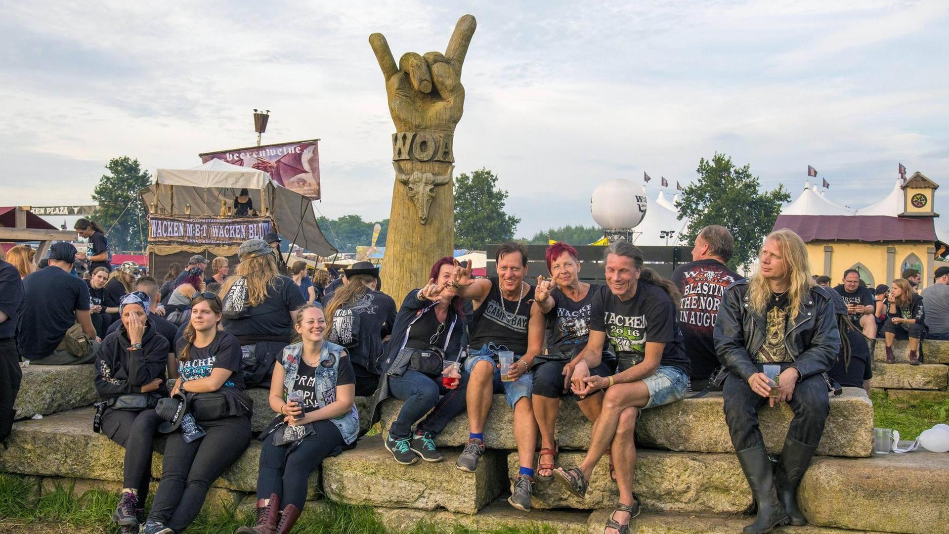 Metalfans sind zum 28. Wacken Open Air Festival - W:O:A 2017 angereist.
