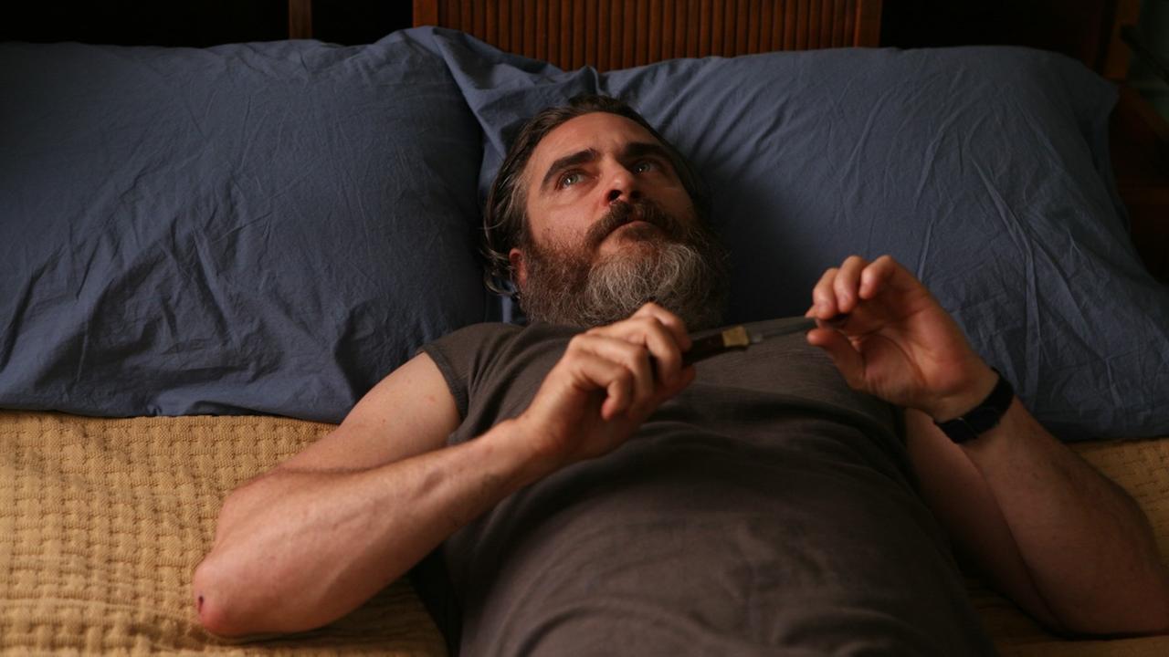 Filmszene aus "A Beautiful Day" - Auftragskiller Joe (Joaquin Phoenix) liegt im Bett und bereitet sich mental auf seinen nächsten Auftrag vor